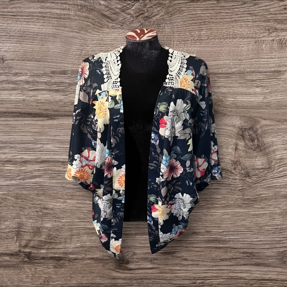 Coco + Carmen Women’s Floral Kimono Cardigan Shrug Lace Inset Short Sleeve OS